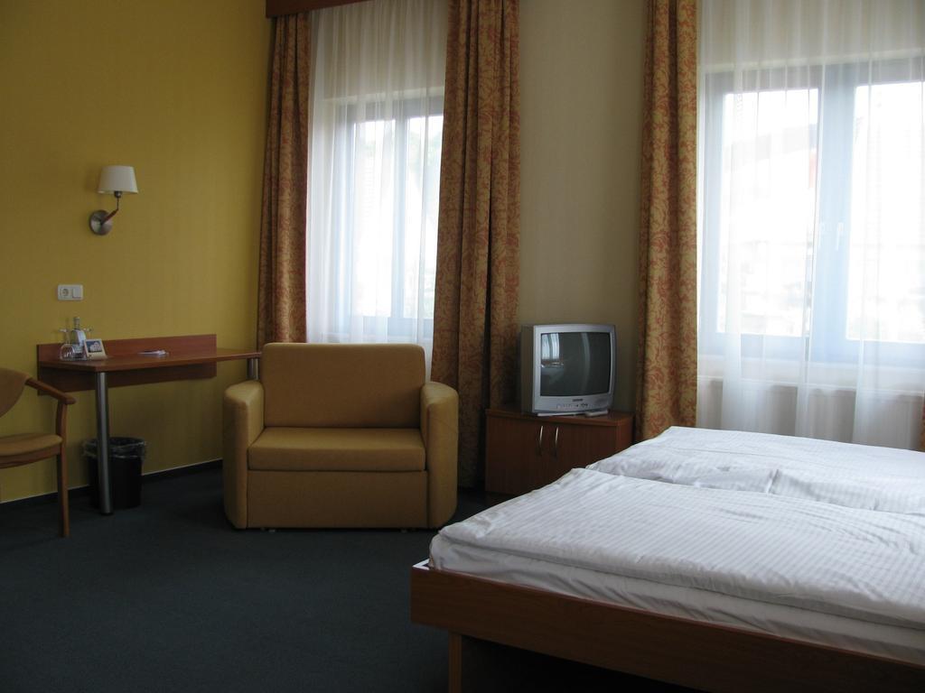 Hotel Christinenhof Garni - Bed & Breakfast Gadebusch Exterior photo